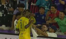 Ο Βινίσιους με νέο περίεργο look υπέγραψε αυτόγραφα στην εξέδρα στη διάρκεια του ματς! (vid)