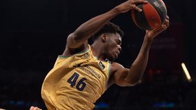 Ο Τζέιμς Νάτζι συνεχίζει για μία σεζόν ακόμα στην Μπαρτσελόνα