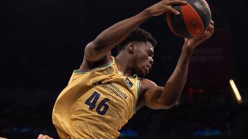 Ο Τζέιμς Νάτζι συνεχίζει για μία σεζόν ακόμα στην Μπαρτσελόνα