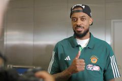 Έφθασε στην Αθήνα ο Μπράουν: «Με διάλεξε ο Αταμάν για να κάνω τους συμπαίκτες μου καλύτερους» (vids)