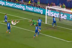 Ο Μόντριτς έχασε πέναλτι και δύο λεπτά μετά έκανε το 1-0 βάζοντας... φωτιά στην εξέδρα των Κροατών (vid)