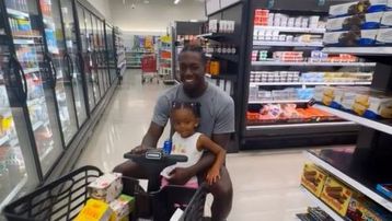 O Nαν στο... σούπερ μάρκετ και το τρολάρισμα της συντρόφου του (vid)