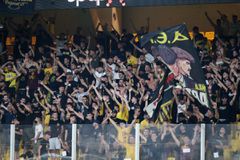 Προσαγωγές οπαδών της ΑΕΚ που είχαν στην κατοχή τους σημαίες της Παλαιστίνης