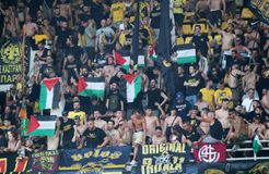 Φίλοι της ΑΕΚ σήκωσαν σημαίες της Παλαιστίνης