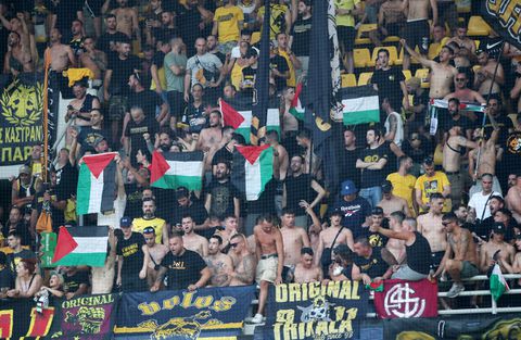 Φίλοι της ΑΕΚ σήκωσαν σημαίες της Παλαιστίνης