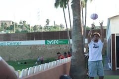 Ο Κωστούλας μαθαίνει μπάσκετ στους συμπαίκτες του στην Μπράιτον με μια μπάλα... ποδοσφαίρου (vid)