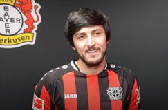 Αφήνει Γιόβιτς και παίρνει δανεικό τον Αζμούν η Ρόμα