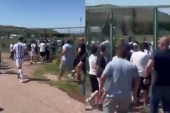 Σοκ: Γονείς εισέβαλαν στον αγωνιστικό χώρο σε αγώνα στη Βόρεια Μακεδονία και χτύπησαν παιδιά σε αγώνα, δύο άτομα στο νοσοκομείο (vid)