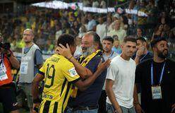 Στον αγωνιστικό χώρο ο Ηλιόπουλος, μοίρασε συγχαρητήρια και αγκαλιές σε όλους στην ΑΕΚ (pics)