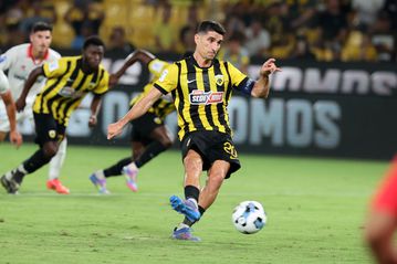 Ο Μάνταλος έδωσε το προβάδισμα στην ΑΕΚ από τα έντεκα βήματα κόντρα στον Πανσερραϊκό