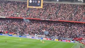 Το απόλυτο χάος στον Άγιαξ: Έτρωγε τρία γκολ στην έδρα του από τη Φέγενορντ πριν από το ημίχρονο και οι οπαδοί με ρίψη καπνογόνων διέκοψαν το ματς (vids)