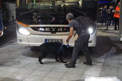 Ειδικός σκύλος της αστυνομίας και Μοσάντ έκαναν φύλλο και φτερό το πούλμαν της Μακάμπι πριν αποχωρήσει (vid)