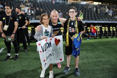 Ο μικρός Μιχαήλ αποθεώθηκε από τον κόσμο της ΑΕΚ στο ματς με τον Παναιτωλικό (vid)