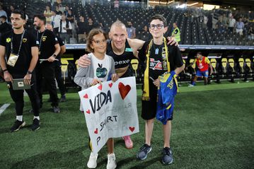 Ο μικρός Μιχαήλ αποθεώθηκε από τον κόσμο της ΑΕΚ στο ματς με τον Παναιτωλικό (vid)