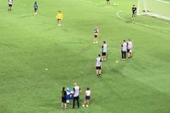 Ο μικρός Μιχαήλ στην προπόνηση της ΑΕΚ μετά τον Παναιτωλικό