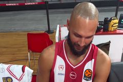 Φουρνιέ και Αντετοκούνμπο αξιολογούν παλιές φανέλες του Ολυμπιακού (vid)