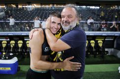 Η αγκαλιά του Ηλιόπουλου στον Καλοσκάμη και σε όλους τους «κιτρινόμαυρους» (gallery & vid)