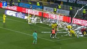 Οργισμένοι οι οπαδοί της Ναντ: Πέταξαν ρολά χαρτιού και μπαλάκια του τένις στον αγωνιστικό χώρο - Ολιγόλεπτη διακοπή στο ματς