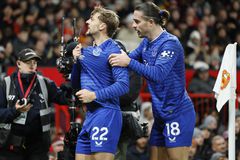 Οι της Έβερτον και πλακώθηκαν μεταξύ τους και έμειναν δέκα και νίκησαν στο «Όλντ Τράφορντ»