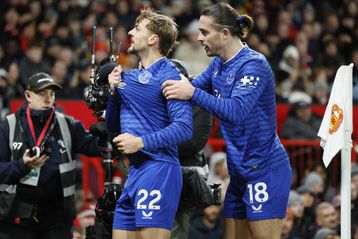 Οι της Έβερτον και πλακώθηκαν μεταξύ τους και έμειναν δέκα και νίκησαν στο «Όλντ Τράφορντ»