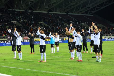 Από τη μία αποδοκιμασίες, από την άλλη αποθέωση: Το κοντράστ στο φινάλε του ΑΕΛ - ΟΦΗ