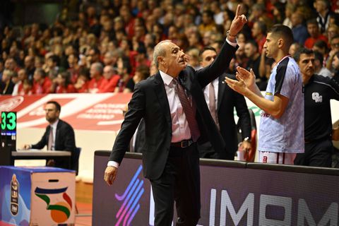 Επίσημα τέλος από τον πάγκο της Αρμάνι ο Μεσίνα - Ο νέος του ρόλος και ο... Ποέτα