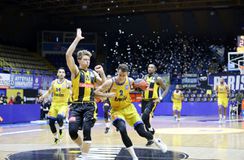 Απρόοπτο με Κουζμίνσκας στην ΑΕΚ - Τραυματίστηκε στο χέρι (vid)