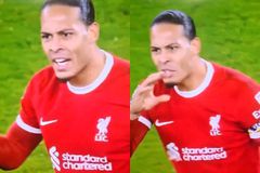 Δείτε βίντεο: Ο Φαν Ντάικ ρωτάει τον διαιτητή αν είναι... πιωμένος