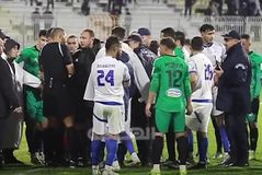 Απίθανα σκηνικά στην Αλγερία: Διαιτητής ακύρωσε γκολ χωρίς VAR στις καθυστερήσεις αφού είδε τη φάση σε... κινητό (vid)