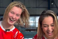 Χριστουγεννιάτικες ευχές από τον Ολυμπιακό με την Φαν Ντεν Ντόμπελστιν να τραγουδάει στα ελληνικά (vid)