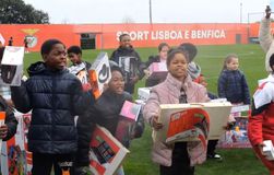 Χαμόγελα και δώρα από Παυλίδη και παίκτες της Μπενφίκα σε παιδιά (vid)