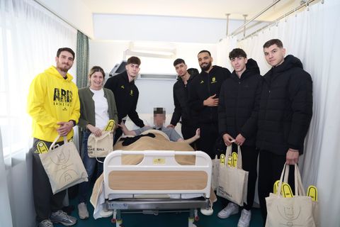 Επίσκεψη αγάπης από την ομάδα μπάσκετ του Άρη σε παιδιά (vid)