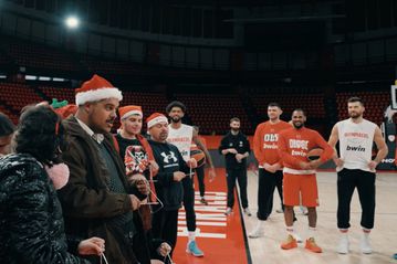 Τα ξεχωριστά κάλαντα στο ΣΕΦ που γέμισαν δώρα και χαμόγελα πολλά παιδιά (vid)