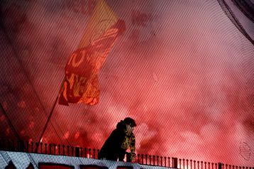 Κόσμος του Άρη στα αποδυτήρια και αποδοκιμασίες κατά πάντων - Δακρυγόνα από την αστυνομία