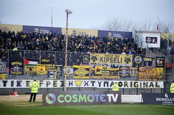 Σε κανένα γήπεδο μόνη: Δυναμική παρουσία του κόσμου της ΑΕΚ στις Σέρρες