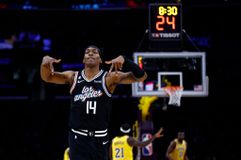 Γιορτή στο Λ.Α., αλλά μόνο για τους Κλίπερς (vids)