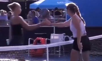 Απίστευτο περιστατικό στο Australian Open: Ουκρανή τενίστρια απολογήθηκε γιατί έδωσε το χέρι στη Ρωσίδα αντίπαλο της
