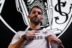 Ο Νέλσον Ολιβέιρα ντύθηκε στα «ασπρόμαυρα» κι επίσημα