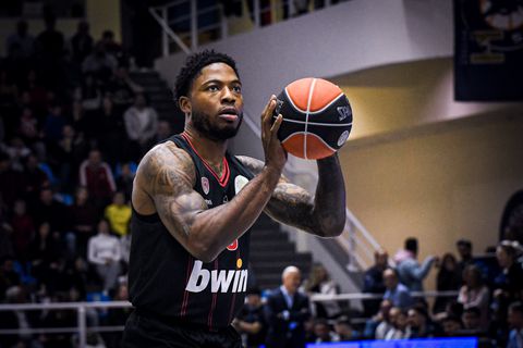 Πρόβλημα με Τζόουνς στον Ολυμπιακό - Ο λόγος που δεν αγωνίστηκε στο δεύτερο ημίχρονο