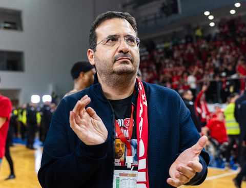 «Τρεις παίκτες έχασαν από ένα δόντι»: Ο ιδιοκτήτης της Χάποελ εισέβαλε στο παρκέ στο ματς με τη Μπερ Σεβά!