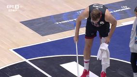 Τρομερό στιγμιότυπο: Ο Βέζενκοφ έπιασε την σκούπα και καθάρισε το παρκέ