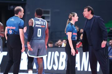 Ένταση στο Παναθηναϊκός - Μαρούσι: Τεχνική ποινή στον Αταμάν που έφτασε ως το κέντρο του γηπέδου (vid)