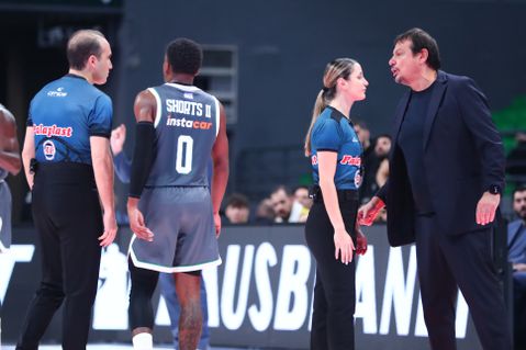 Ένταση στο Παναθηναϊκός - Μαρούσι: Τεχνική ποινή στον Αταμάν που έφτασε ως το κέντρο του γηπέδου (vid)