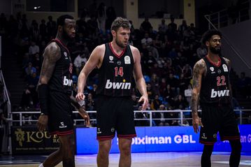 Χαμός και αλληλοσπρωξίματα μεταξύ Βεζένκοφ και Πετρόπουλου - Τι συνέβη (vid)