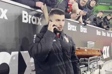 Επική στιγμή με τον Ουντάβ: Σήκωσε το κινητό οπαδού και μίλησε με τον πατέρα του! (vid)