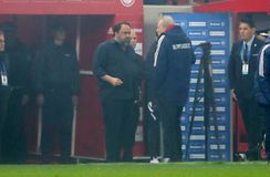 Έξαλλος ο Μαρινάκης: Κατέβηκε στον αγωνιστικό χώρο για να διαμαρτυρηθεί! (gallery)