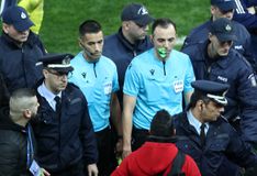 Με συνοδεία αστυνομίας η αποχώρηση των διαιτητών από το «Γ. Καραϊσκάκης» (vid)