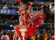 Η αδερφή του Νέιμαρ τα «έσπασε» ως «Βασίλισσα» του καρναβαλιού (vids)