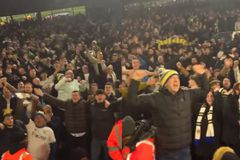 Εκστασιασμένοι οι οπαδοί της Λιντς τραγουδούν Kaiser Chiefs μετά τη νίκη επί της Λέστερ (vid)