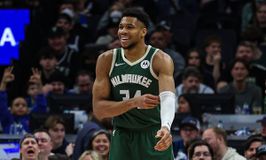 Μυθικός Γιάννης στη νίκη των Μπακς επί των Σίξερς, άγγιξε το τριπλ νταμπλ!